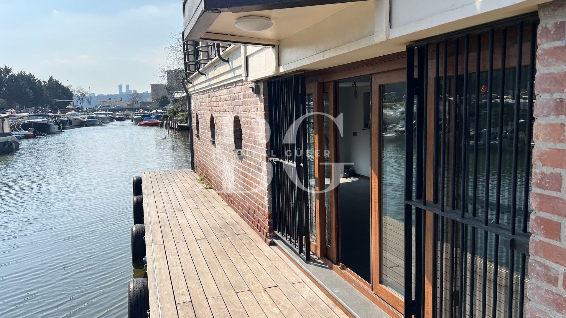 Beykoz Anadolu Hisarında Eşsiz Rıhtımlı Dere Yalısı 37